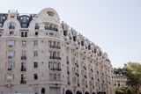 Hotel na levém břehu Seiny vybudovali v roce 1910 v secesním stylu podle návrhu architektů Louise-Charlese Boileaua a Henriho Tauzina.