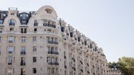 Hotel na levém břehu Seiny vybudovali v roce 1910 v secesním stylu podle návrhu architektů Louise-Charlese Boileaua a Henriho Tauzina.