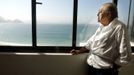 Brazilian architect Oscar Niemeyer looks at the Copacabana beach from his office after his interview with Reuters in Rio de Janeiro, in this June 16, 2003 file photo. Niemeyer, a towering patriarch of modern architecture who shaped the look of contemporary Brazil and whose inventive, curved designs left their mark on cities worldwide, died late on December 5, 2012. He was 104. Niemeyer had been battling kidney and stomach ailments in a Rio de Janeiro hospital since early November. His death was the result of a lung infection developed this week, the hospital said, little more than a week before he would have turned 105. REUTERS/Sergio Moraes/Files (BRAZIL - Tags: OBITUARY SOCIETY) Published: Pro. 6, 2012, 2:29 dop.