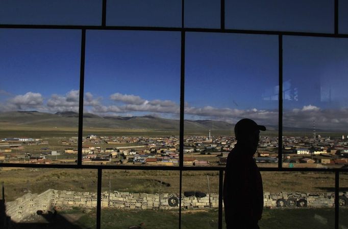 Marathon runner Gladys Tejeda, the first Peruvian athlete who qualified for the 2012 London Olympic Games, waits for breakfast at a restaurant in the Andean province of Junin May 15, 2012. A private company will take Gladys' mother Marcelina Pucuhuaranga, 69, to London as part of the "Thank you Mom" program. For Pucuhuaranga, who received her first passport, it will be the first time travelling out of Peru. The program will take about 120 mothers of different athletes around the world to attend the games. Tejeda, the youngest of nine children, returned to her hometown to visit her mother and to focus on training where she will run more than 20 km every day in the highlands (over 4,105 meters above sea level). Picture taken May 15, 2012. REUTERS/Pilar Olivares (PERU - Tags: SPORT ATHLETICS OLYMPICS) Published: Kvě. 17, 2012, 7 odp.