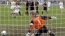 Brankář Bayernu Mnichov Oliver Kahn inkasuje první gól v odvetě semifinále Poháru UEFA od petrohradského Pavla Pogrebňaka.