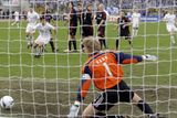 Brankář Bayernu Mnichov Oliver Kahn inkasuje první gól v odvetě semifinále Poháru UEFA od petrohradského Pavla Pogrebňaka.