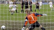 Brankář Bayernu Mnichov Oliver Kahn inkasuje první gól v odvetě semifinále Poháru UEFA od petrohradského Pavla Pogrebňaka.