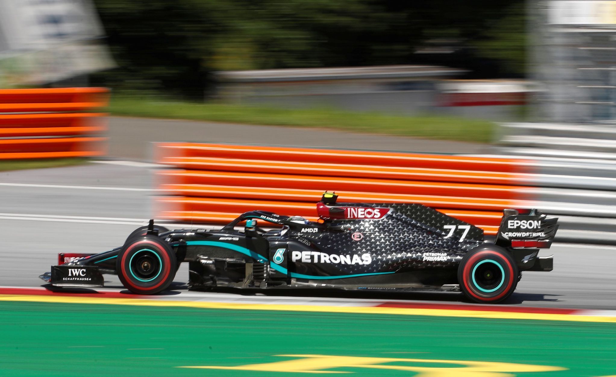 Valtteri Bottas v Mercedesu v GP Rakouska F1 2020