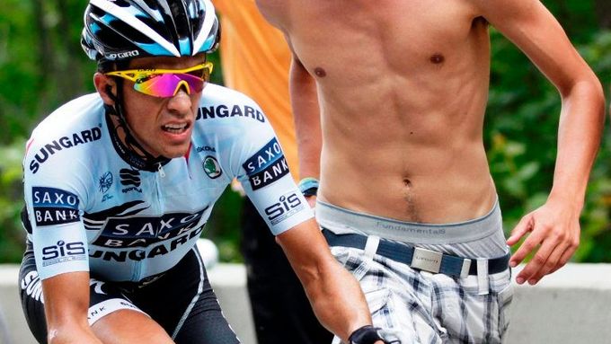 Na loňské Tour de France nedali fanoušci Contadorovi kvůli nálezu pokoj