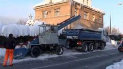 Kalamita v Jablonci trvá. S úklidem sněhu pomáhají Stalinovy ruce