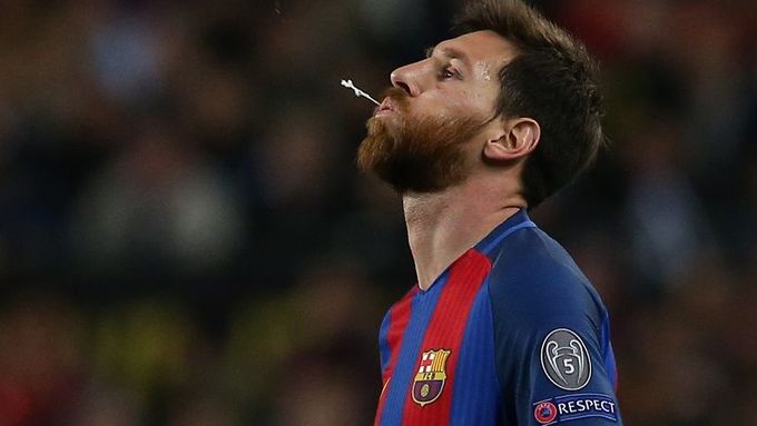 Barcelona v Lize mistrů končí před branami semifinále. Na snímku zklamaný a plivající Lionel Messi.