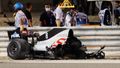 Zničený Haas Romaina Grosjeana ve Velké ceně Bahrajnu formule 1