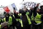 Protesty ve Francii: žluté vesty zapálily mýtné budky, způsobily chaos na dálnicích
