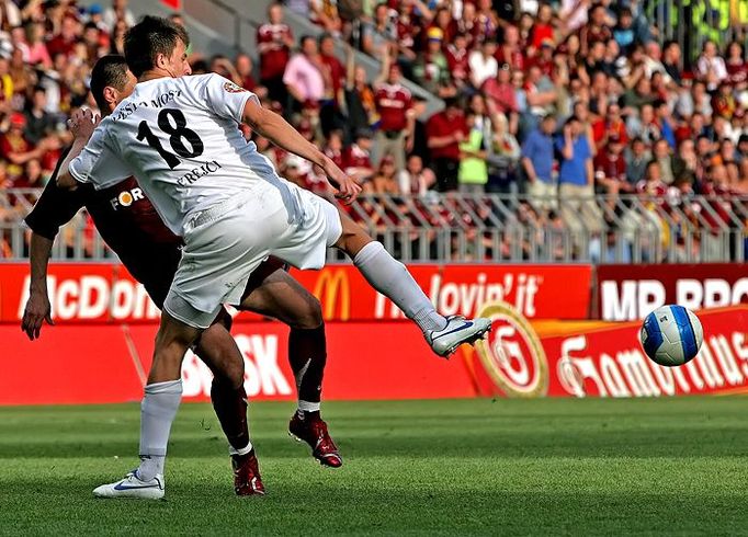 Marek Kulič (AC Sparta Praha) a Jiří Krejčí (FK SIAD Most) v boji o míč.