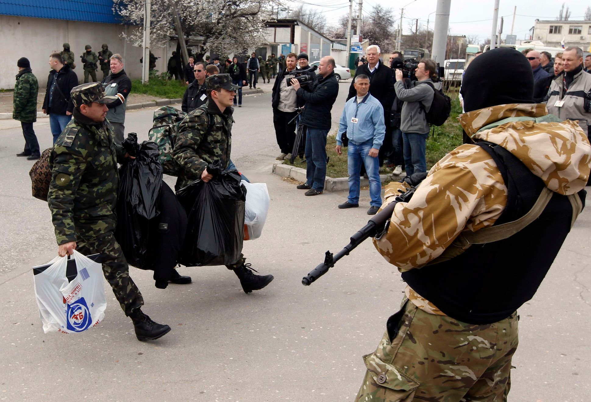 Ukrajinští vojáci opouštějí obsazenou základnu v Sevastopolu.