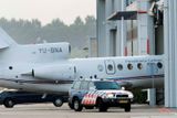 Po přistání na letišti v Rotterdamu přibližně o půl sedmé ráno bylo letadlo s Karadžičem na palubě zataženo do hangáru.