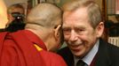 Bývalý český prezident Václav Havel a Dalajláma na pražské konferenci Fórum 2000. Tibetský duchovní vůdce má dnes v půl páté odpoledne přednášku v Praze v hale Sparty na Letné.