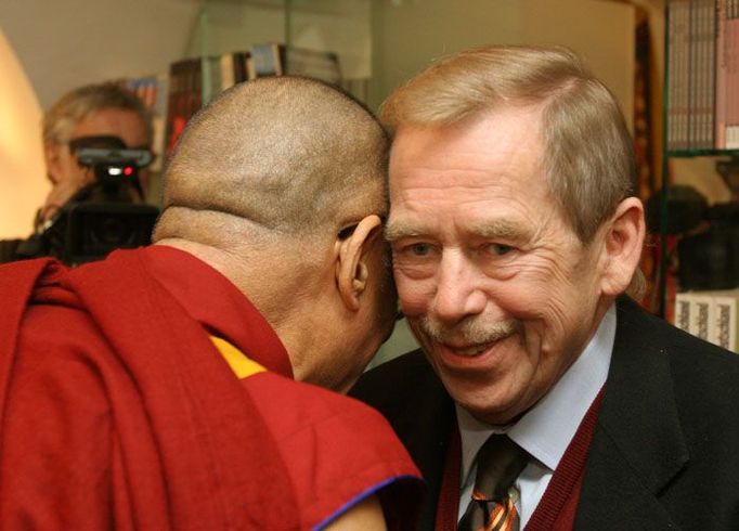 Bývalý český prezident Václav Havel a Dalajláma na pražské konferenci Fórum 2000. Tibetský duchovní vůdce má dnes v půl páté odpoledne přednášku v Praze v hale Sparty na Letné.