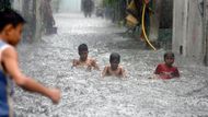 Monzunové deště přinesly dětem ve městě Manila radost.