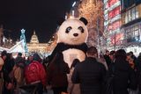 Čínská panda má ráda české Vánoce. (Václavské náměstí, 30. prosince 2018)