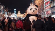 Čínská panda má ráda české Vánoce. (Václavské náměstí, 30. prosince 2018)