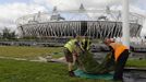 Workers prepare membrane covered with meadow flowers and turf outside the Olympic Stadium ahead of the Opening Ceremony in the London 2012 Olympic Park at Stratford in London July 13, 2012. REUTERS/Luke MacGregor (BRITAIN - Tags: SPORT OLYMPICS) Published: Čec. 13, 2012, 4:16 odp.