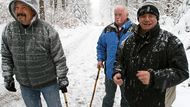 Na kácení vánočního stromu se přišli podívat i turisté. Samotné kácení se ale kvůli nepřízni počasí neustále odkládalo. Někteří diváci si přitom stihli dojít na teplý čaj a zase se vrátit. Zazněly také názory, že by se nechali ke stromu klidně přivázat, aby zůstal v Krkonoších.