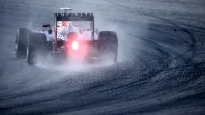 Sebastian Vettel v Red Bullu názorně ukazuje, proč za snížené viditelnosti mají monoposty F1 zadní světlo. V takové rychlosti by bylo snadné vůz před sebou přehlédnout.