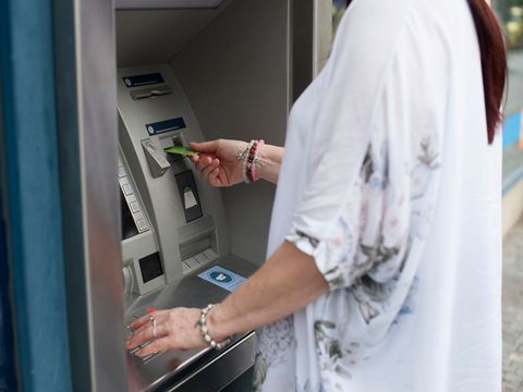 Bankovky v šuplíku: návrat staré jistoty v nejisté době