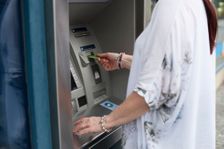 Bankovky v šuplíku: návrat staré jistoty v nejisté době