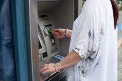 Skimmeři v akci. Policie zadržela v Praze cizince, kteří dávali čtečku do bankomatu