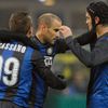 Rodrigo Palacio slaví se spoluhráči z Interu gól do sítě Pescary