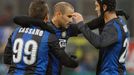 Rodrigo Palacio slaví se spoluhráči z Interu gól do sítě Pescary