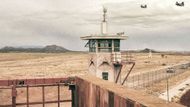 Rozlehlý pozemek o zhruba 114 hektarech se stal nechvalně proslulým poté, co 28. dubna 2004 zveřejnila americká televize CBS News zprávy o týrání iráckých vězňů armádou USA, včetně fotografií. Ilustrační snímek z filmu The Boys of Abu Ghraib, který o věznici pojednává.