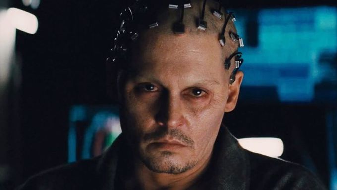 Johnny Depp ve filmu Transcendence.