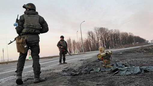 Příslušníci ukrajinských ozbrojených sil stojí vedle raketového systému namontovaného na stativu u Charkova na Ukrajině 24. února 2022.