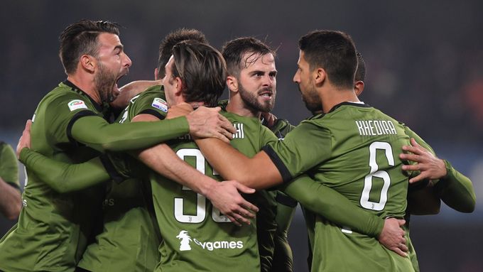Fotbalisté Juventusu se ve Veroně radovali z vítězství 2:0.