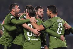 Juventus zvítězil ve Veroně 2:0, obě branky vstřelil až po dvou vyloučeních domácích