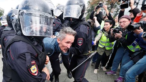 Protesty v Moskvě? Kreml masivně zastrašuje, zatýká i kvůli barvě trička, říká Soukup
