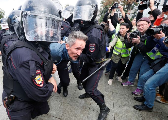 Protivládní protesty v Rusku, které rozehnala policie.