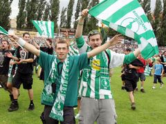 Fanoušci Bohemians slaví postup do první ligy. Zápas proti Viktorii Žižkov vyhrál jejich tým 4:1.