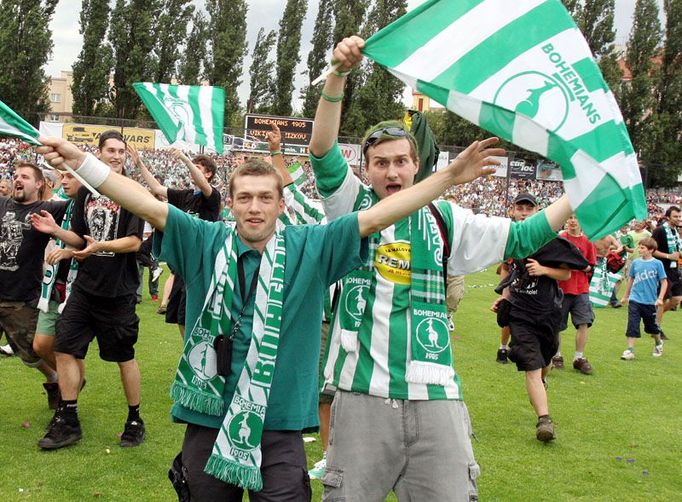 Fanoušci Bohemians slaví postup do první ligy. Zápas proti Viktorii Žižkov vyhrál jejich tým 4:1.