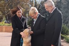 Diplomatické faux pas. Rakouského prezidenta pokousal pes prezidentky Moldavska