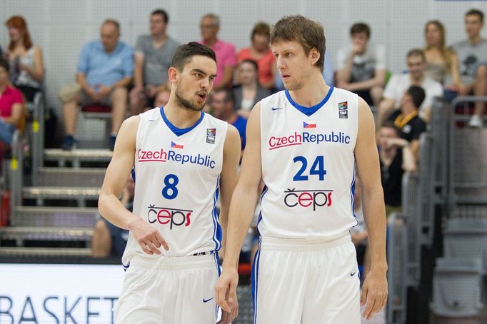 Česko - Mexiko, příprava českých basketbalistů 30.6.2016. Jan Veselý a Tomáš Satoranský (8)