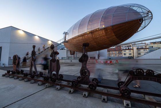 Vzducholoď Gulliver je na střeše galerie umístěná od prosince 2016, pojme až 120 lidí.