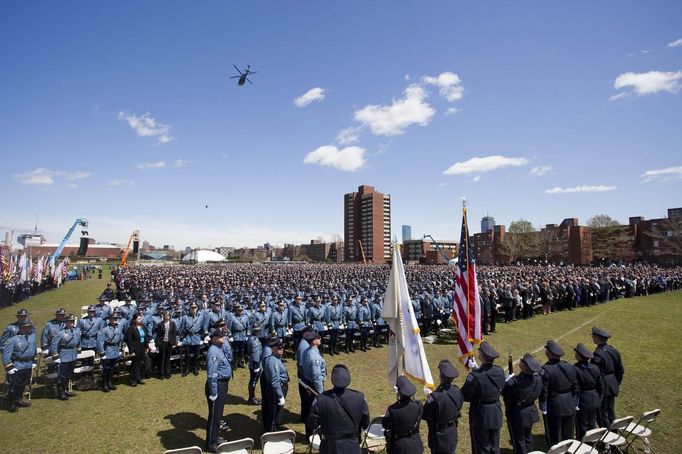 Helicopters fly over as Massachusetts Institute of Technology Police are joined by U.S. Vice President Joe Biden during a memorial service for MIT Patrol Officer Sean Collier at MIT in Cambridge, Massachusetts April 24, 2013. Thousands of law enforcement agents from around the United States attended the memorial for Collier, who authorities say was shot dead by the Boston Marathon bombing suspects. REUTERS/Dominick Reuter/MIT/Handout (UNITED STATES - Tags: CIVIL UNREST CRIME LAW) NO SALES. NO ARCHIVES. FOR EDITORIAL USE ONLY. NOT FOR SALE FOR MARKETING OR ADVERTISING CAMPAIGNS. THIS IMAGE HAS BEEN SUPPLIED BY A THIRD PARTY. IT IS DISTRIBUTED, EXACTLY AS RECEIVED BY REUTERS, AS A SERVICE TO CLIENTS Published: Dub. 24, 2013, 7:25 odp.