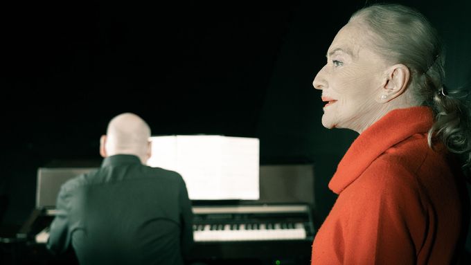 Recitál nazvaný Zpívá a vypráví Soňa Červená doprovází klavírista Karel Košárek.