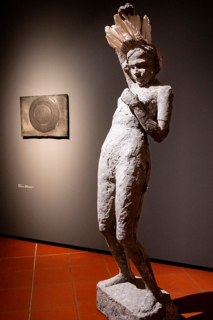 Plastika Indiánka od Kateřiny Komm z roku 2017.