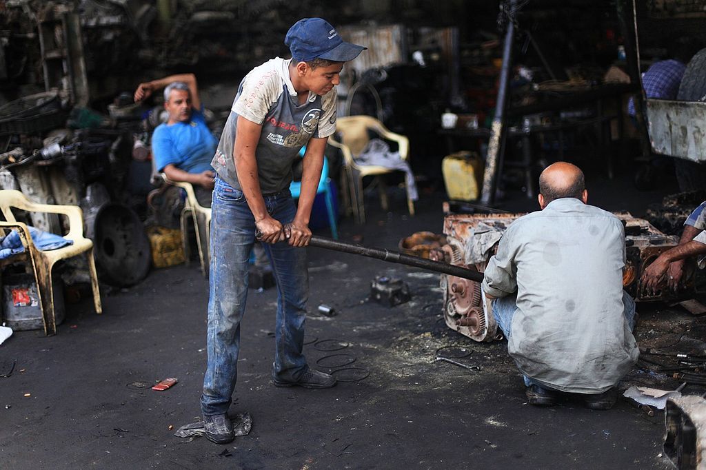 Fotogalerie: Dětství utracené v autodílně. Tak vypadá dětská práce v Gaze.