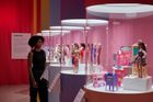Více než 250 předmětů souvisejících s panenkou Barbie je od července až do 23. února k vidění v londýnském Muzeu designu (The Design Museum). Výstava Barbie: The Exhibition mapuje vývoj nejslavnější panenky na světě.