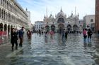 Náměstí Svatého Marka je po záplavách přístupné. Ohrožení Benátek ale trvá
