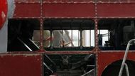 Černý své dílo nazval „London Booster“. Základem byl starý autobus z roku 1957, který Černý koupil v Holandsku.