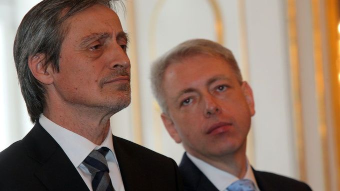 Ministr obrany Martin Stropnický a ministr vnitra Milan Chovanec.