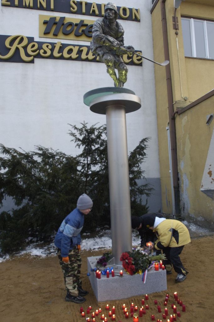 Lidé pokládají svíčky k soše hokejisty a trenéra Ivana Hlinky, která byla odhalena 26.ledna v Litvínově.